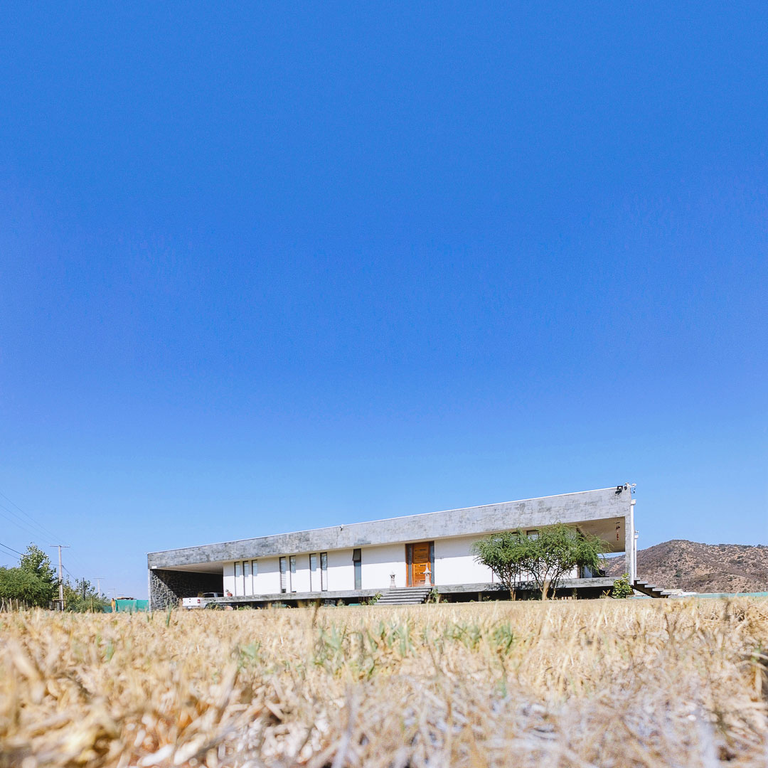 Una Casa para César — fachada principal, vivienda bioclimática Rauco