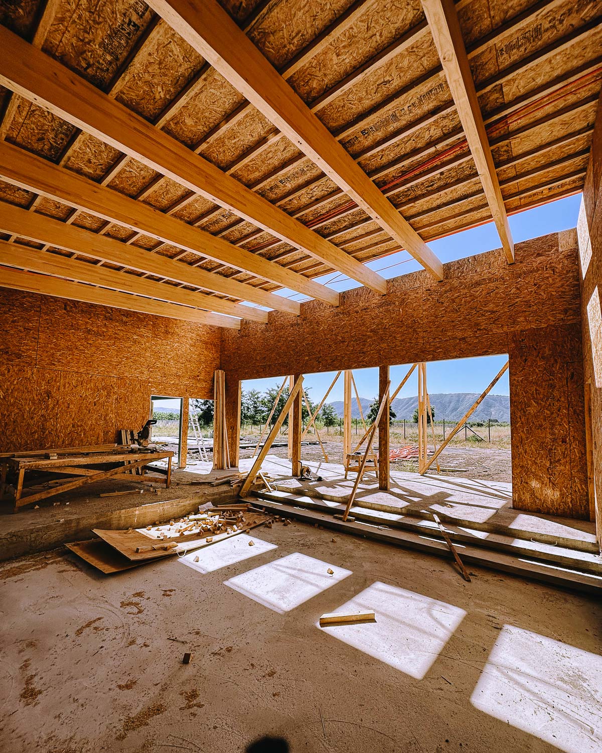 Vigas de madera laminada en techumbre de vivienda sostenible, Rauco