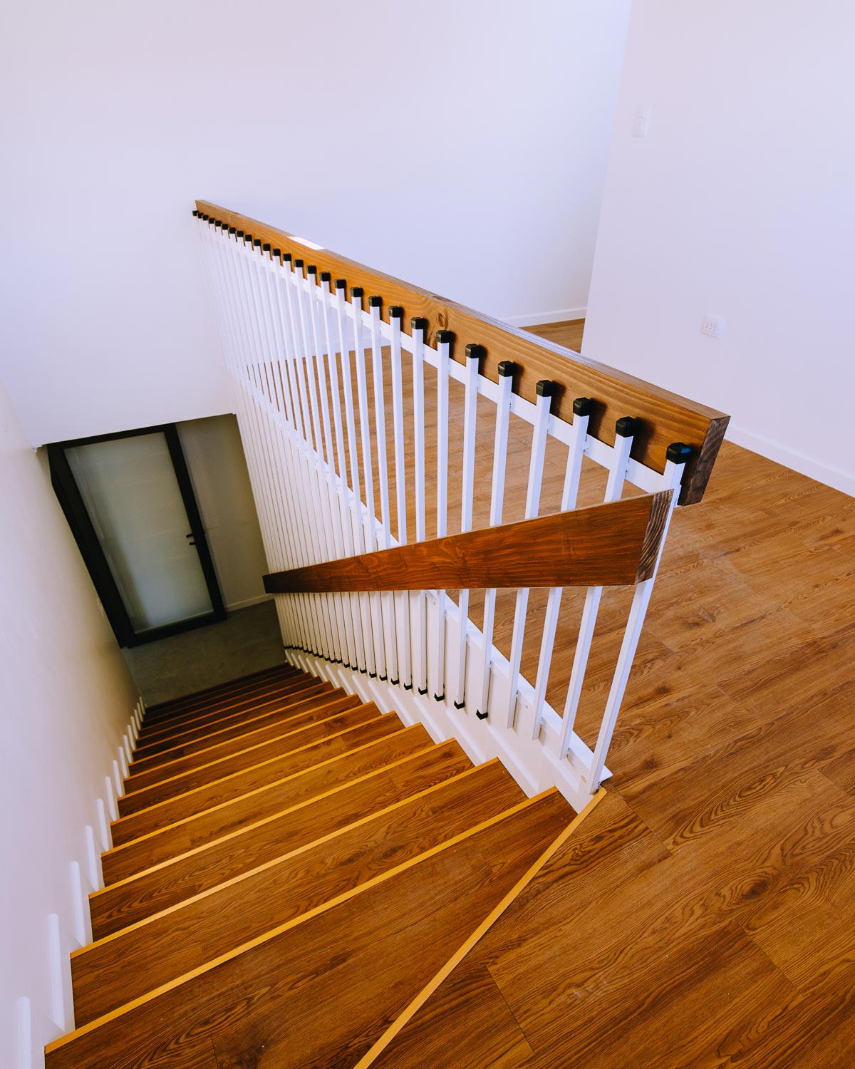 Detalle de terminación en escalera de madera