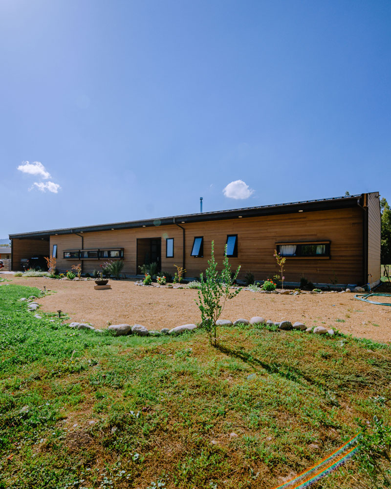 La Casa de Natalia y Patricio — diseño bioclimático en Rauco por Tres9